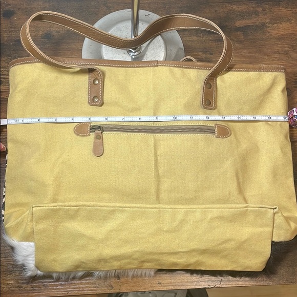 Sixtease Chic Cream and Black Tote with Key Accent - Picture 11 of 12